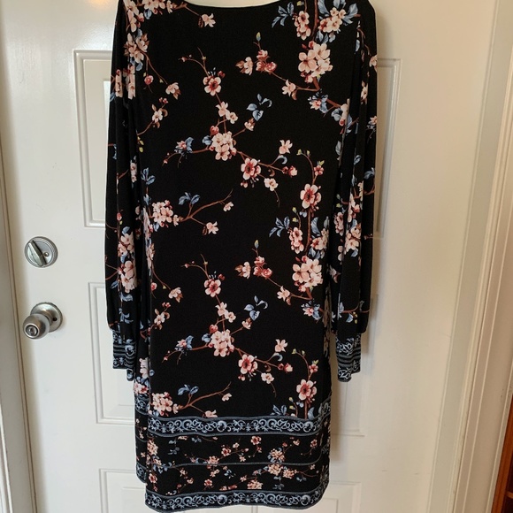 NWOT White House Black Market Floral Dress Cuffed - Picture 2 of 6